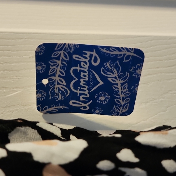 Gorgeous v-neck Intimately's body suit with snaps - Picture 2 of 8